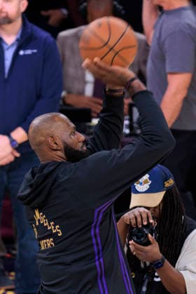 December 30, 2025, Los Angeles, California, USA: LeBron James 23 of the Los Angeles Lakers during warmups prior to their regular season NBA, Basketball Herren, USA game against the Detroit Pistons on Tuesday December 30, 2025 at Crypto.com Arena in Los Angeles, California. LeBron James 23 celebrates his 41st birthday today. JAVIER ROJAS PI Los Angeles USA - ZUMAp124 20251230_zaa_p124_107 Copyright: xJavierxRojasx