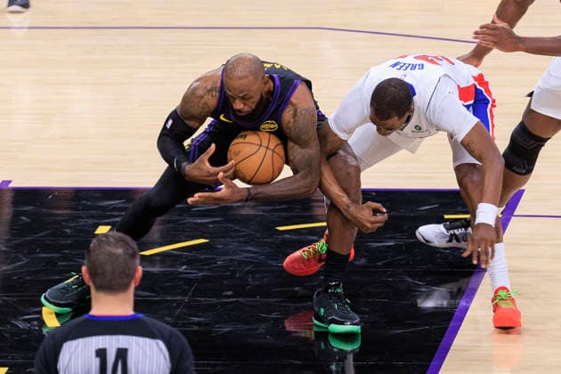December 30, 2025, Los Angeles, California, USA: LeBron James 23 of the Los Angeles Lakers battles for the ball with Javonte Green 31of the Detroit Pistons during their regular season NBA, Basketball Herren, USA game on Tuesday December 30, 2025 at Crypto.com Arena in Los Angeles, California. LeBron James 23 celebrates his 41st birthday today. JAVIER ROJAS PI Los Angeles USA - ZUMAp124 20251230_zaa_p124_109 Copyright: xJavierxRojasx