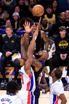 December 30, 2025, Los Angeles, California, USA: LeBron James 23 of the Los Angeles Lakers tries to put a shot over Ausar Thompson 9 of the Detroit Pistons during their regular season NBA, Basketball Herren, USA game on Tuesday December 30, 2025 at Crypto.com Arena in Los Angeles, California. LeBron James 23 celebrates his 41st birthday today. JAVIER ROJAS PI Los Angeles USA - ZUMAp124 20251230_zaa_p124_111 Copyright: xJavierxRojasx