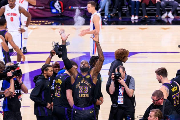 December 30, 2025, Los Angeles, California, USA: LeBron James 23 of the Los Angeles Lakers tosses chalk into the air before a regular-season NBA, Basketball Herren, USA game against the Detroit Pistons on Tuesday, December 30, 2025, at Crypto.com Arena in Los Angeles, California. LeBron James 23 celebrates his 41st birthday today. JAVIER ROJAS PI Los Angeles USA - ZUMAp124 20251230_zaa_p124_112 Copyright: xJavierxRojasx