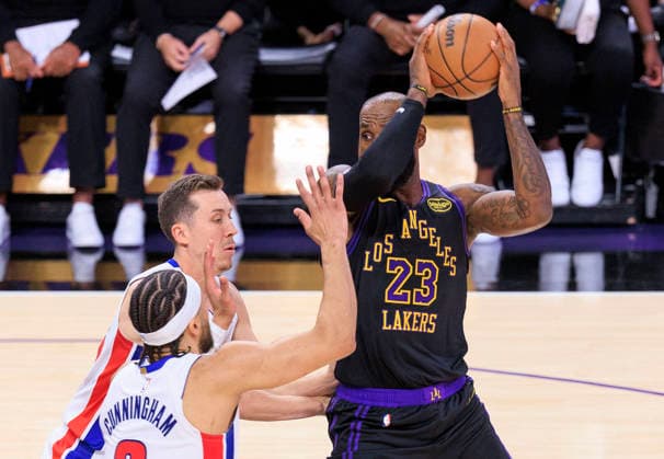 December 30, 2025, Los Angeles, California, USA: LeBron James 23 of the Los Angeles Lakers looks to pass past away from Ausar Thompson 9 and Cade Cunningham 2 of the Detroit Pistons during their regular season NBA, Basketball Herren, USA game on Tuesday, December 30, 2025, at Crypto.com Arena in Los Angeles, California. LeBron James 23 celebrates his 41st birthday today. JAVIER ROJAS PI Los Angeles USA - ZUMAp124 20251230_zaa_p124_116 Copyright: xJavierxRojasx