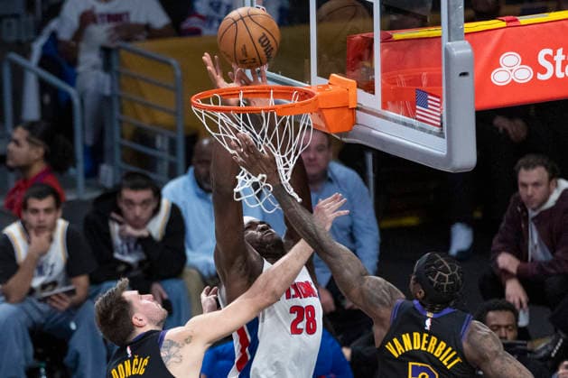 December 30, 2025, Los Angeles, California, USA: Detroit Pistons Isaiah Stewart (28) goes to the basket under pressure from Los Angeles Lakers Luka DonÄÂiÄ¡ (77) and Jarred Vanderbilt (2) during an NBA, Basketball Herren, USA basketball game on Tuesday, Dec. 30, 2025 in Los Angeles. Los Angeles USA - ZUMAc68_ 20251230_zaf_c68_001 Copyright: xRingoxChiux