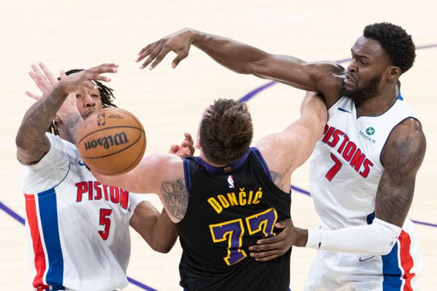 December 30, 2025, Los Angeles, California, USA: Los Angeles Lakers Luka DonÄÂiÄ¡ (77) vies for the ball between Detroit Pistons Ron Holland II (5) and Paul Reed (7) during an NBA, Basketball Herren, USA basketball game on Tuesday, Dec. 30, 2025 in Los Angeles. Los Angeles USA - ZUMAc68_ 20251230_zaf_c68_002 Copyright: xRingoxChiux