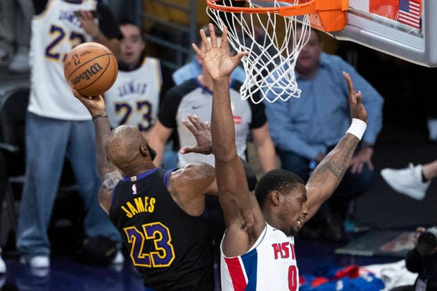 December 30, 2025, Los Angeles, California, USA: Los Angeles Lakers LeBron James (23) goes to the basket under pressure from Detroit Pistons Jalen Duren (0) during an NBA, Basketball Herren, USA basketball game on Tuesday, Dec. 30, 2025 in Los Angeles. Los Angeles USA - ZUMAc68_ 20251230_zaf_c68_004 Copyright: xRingoxChiux
