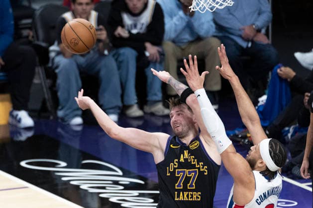December 30, 2025, Los Angeles, California, USA: Los Angeles Lakers Luka DonÄÂiÄ¡ (77) is defended by Detroit Pistons Cade Cunningham (2) during an NBA, Basketball Herren, USA basketball game on Tuesday, Dec. 30, 2025 in Los Angeles. Los Angeles USA - ZUMAc68_ 20251230_zaf_c68_005 Copyright: xRingoxChiux
