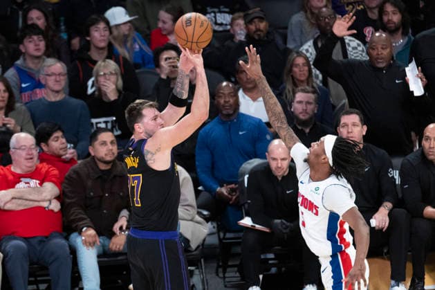 December 30, 2025, Los Angeles, California, USA: Los Angeles Lakers Luka DonÄÂiÄ¡ (77) shoots against Detroit Pistons Ron Holland II (5) during an NBA, Basketball Herren, USA basketball game on Tuesday, Dec. 30, 2025 in Los Angeles. Los Angeles USA - ZUMAc68_ 20251230_zaf_c68_008 Copyright: xRingoxChiux