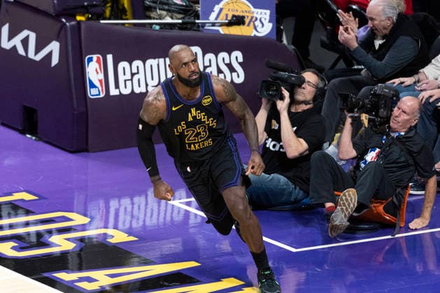 December 30, 2025, Los Angeles, California, USA: Los Angeles Lakers LeBron James (23) reacts after scoring against the Detroit Pistons during an NBA, Basketball Herren, USA basketball game on Tuesday, Dec. 30, 2025 in Los Angeles. Los Angeles USA - ZUMAc68_ 20251230_zaf_c68_009 Copyright: xRingoxChiux