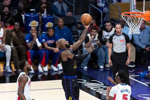 December 30, 2025, Los Angeles, California, USA: Los Angeles Lakers LeBron James (23) goes to the basket against the Detroit Pistons during an NBA, Basketball Herren, USA basketball game on Tuesday, Dec. 30, 2025 in Los Angeles. Los Angeles USA - ZUMAc68_ 20251230_zaf_c68_011 Copyright: xRingoxChiux