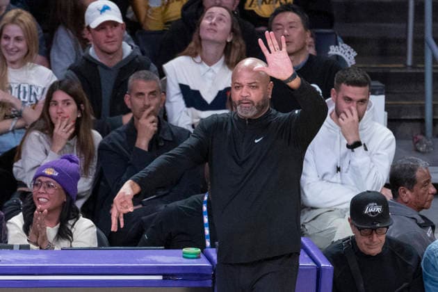 December 30, 2025, Los Angeles, California, USA: Detroit Pistons head coach J.B. Bickerstaff directs against the Los Angeles Lakers during an NBA, Basketball Herren, USA basketball game on Tuesday, Dec. 30, 2025 in Los Angeles. Los Angeles USA - ZUMAc68_ 20251230_zaf_c68_012 Copyright: xRingoxChiux