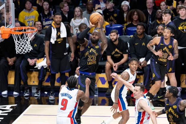 December 30, 2025, Los Angeles, California, USA: Los Angeles Lakers LeBron James (23) shoots against Detroit Pistons Ausar Thompson (9) during an NBA, Basketball Herren, USA basketball game on Tuesday, Dec. 30, 2025 in Los Angeles. Los Angeles USA - ZUMAc68_ 20251230_zaf_c68_013 Copyright: xRingoxChiux