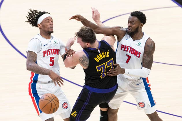 December 30, 2025, Los Angeles, California, USA: Los Angeles Lakers Luka DonÄÂiÄ¡ (77) vies for the ball between Detroit Pistons Ron Holland II (5) and Paul Reed (7) during an NBA, Basketball Herren, USA basketball game on Tuesday, Dec. 30, 2025 in Los Angeles. Los Angeles USA - ZUMAc68_ 20251230_zaf_c68_015 Copyright: xRingoxChiux