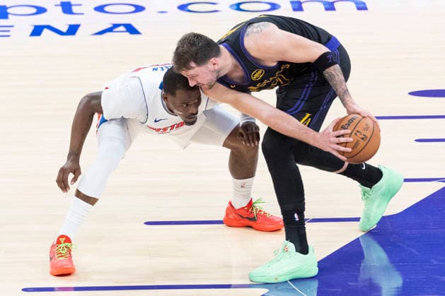 December 30, 2025, Los Angeles, California, USA: Los Angeles Lakers Luka DonÄÂiÄ¡ (77) is defended by Detroit Pistons Javonte Green (31) during an NBA, Basketball Herren, USA basketball game on Tuesday, Dec. 30, 2025 in Los Angeles. Los Angeles USA - ZUMAc68_ 20251230_zaf_c68_016 Copyright: xRingoxChiux