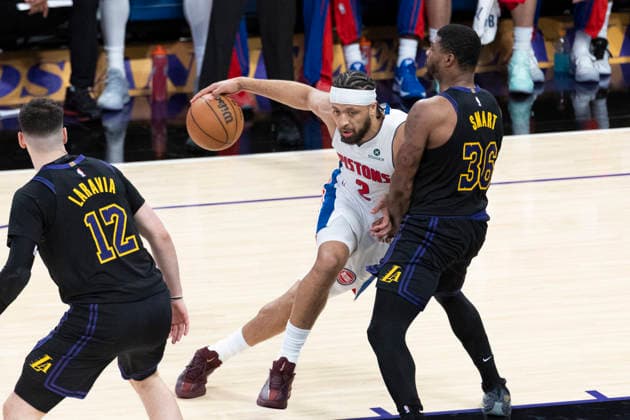December 30, 2025, Los Angeles, California, USA: Detroit Pistons Cade Cunningham (2) drives against Los Angeles Lakers Marcus Smart (36) during an NBA, Basketball Herren, USA basketball game on Tuesday, Dec. 30, 2025 in Los Angeles. Los Angeles USA - ZUMAc68_ 20251230_zaf_c68_017 Copyright: xRingoxChiux