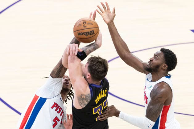 December 30, 2025, Los Angeles, California, USA: Los Angeles Lakers Luka DonÄÂiÄ¡ (77) vies for the ball between Detroit Pistons Ron Holland II (5) and Paul Reed (7) during an NBA, Basketball Herren, USA basketball game on Tuesday, Dec. 30, 2025 in Los Angeles. Los Angeles USA - ZUMAc68_ 20251230_zaf_c68_020 Copyright: xRingoxChiux