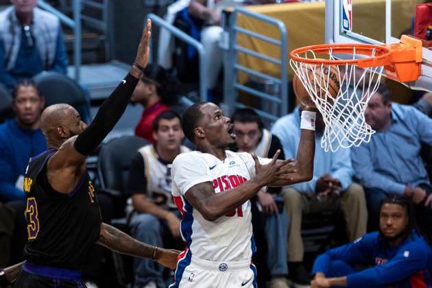 December 30, 2025, Los Angeles, California, USA: Detroit Pistons Javonte Green (31) goes past Los Angeles Lakers LeBron James (23) to the basket during an NBA, Basketball Herren, USA basketball game on Tuesday, Dec. 30, 2025 in Los Angeles. Los Angeles USA - ZUMAc68_ 20251230_zaf_c68_021 Copyright: xRingoxChiux