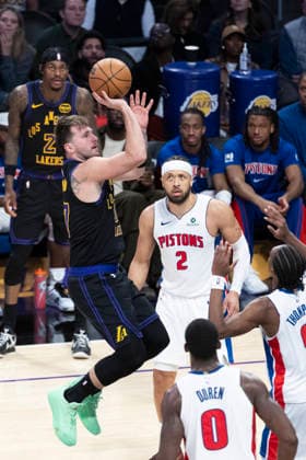 December 30, 2025, Los Angeles, California, USA: Los Angeles Lakers Luka DonÄÂiÄ¡ (77) shoots against the Detroit Pistons during an NBA, Basketball Herren, USA basketball game on Tuesday, Dec. 30, 2025 in Los Angeles. Los Angeles USA - ZUMAc68_ 20251230_zaf_c68_023 Copyright: xRingoxChiux