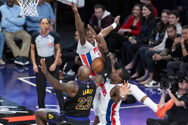 December 30, 2025, Los Angeles, California, USA: Los Angeles Lakers LeBron James (23) goes to the basket under pressure from Detroit Pistons Javonte Green (31) and Detroit Pistons Jalen Duren (0) during an NBA, Basketball Herren, USA basketball game on Tuesday, Dec. 30, 2025 in Los Angeles. Los Angeles USA - ZUMAc68_ 20251230_zaf_c68_018 Copyright: xRingoxChiux