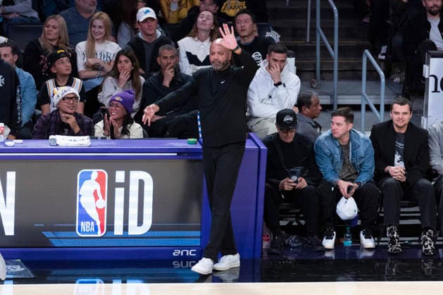 December 30, 2025, Los Angeles, California, USA: Detroit Pistons head coach J.B. Bickerstaff directs against the Los Angeles Lakers during an NBA, Basketball Herren, USA basketball game on Tuesday, Dec. 30, 2025 in Los Angeles. Los Angeles USA - ZUMAc68_ 20251230_zaf_c68_022 Copyright: xRingoxChiux