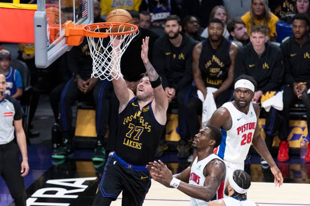 December 30, 2025, Los Angeles, California, USA: Los Angeles Lakers Luka DonÄÂiÄ¡ (77) goes to the basket against the Detroit Pistons during an NBA, Basketball Herren, USA basketball game on Tuesday, Dec. 30, 2025 in Los Angeles. Los Angeles USA - ZUMAc68_ 20251230_zaf_c68_029 Copyright: xRingoxChiux