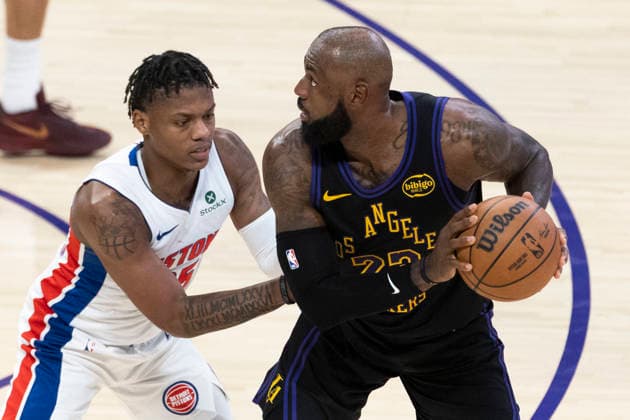 December 30, 2025, Los Angeles, California, USA: Los Angeles Lakers LeBron James (23) is defended by Detroit Pistons Marcus Sasser (25) during an NBA, Basketball Herren, USA basketball game on Tuesday, Dec. 30, 2025 in Los Angeles. Los Angeles USA - ZUMAc68_ 20251230_zaf_c68_030 Copyright: xRingoxChiux