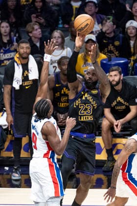 December 30, 2025, Los Angeles, California, USA: Los Angeles Lakers LeBron James (23) shoots against Detroit Pistons Ausar Thompson (9) during an NBA, Basketball Herren, USA basketball game on Tuesday, Dec. 30, 2025 in Los Angeles. Los Angeles USA - ZUMAc68_ 20251230_zaf_c68_033 Copyright: xRingoxChiux