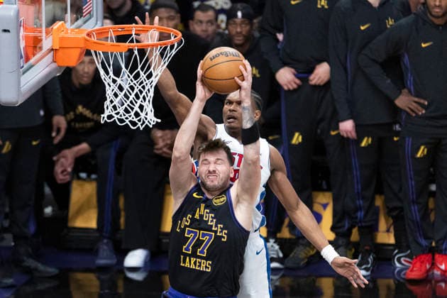 December 30, 2025, Los Angeles, California, USA: Los Angeles Lakers Luka Doncic (77) goes to the basket under pressure from Detroit Pistons Ausar Thompson (9) during an NBA, Basketball Herren, USA basketball game on Tuesday, Dec. 30, 2025 in Los Angeles. Los Angeles USA - ZUMAc68_ 20251230_zaf_c68_035 Copyright: xRingoxChiux