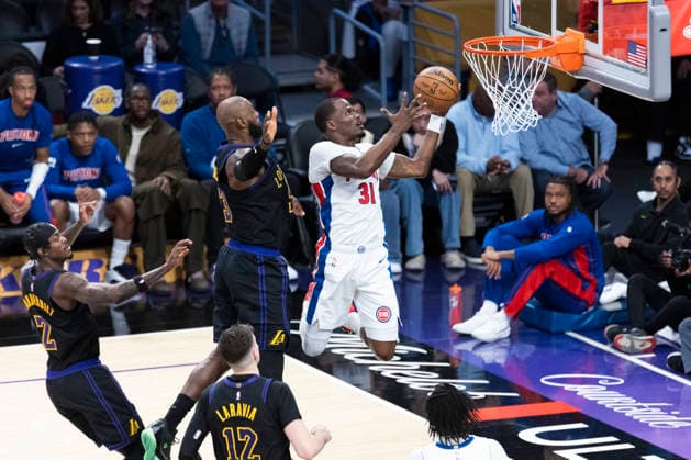 December 30, 2025, Los Angeles, California, USA: Detroit Pistons Javonte Green (31) goes past Los Angeles Lakers LeBron James (23) to the basket during an NBA, Basketball Herren, USA basketball game on Tuesday, Dec. 30, 2025 in Los Angeles. Los Angeles USA - ZUMAc68_ 20251230_zaf_c68_036 Copyright: xRingoxChiux