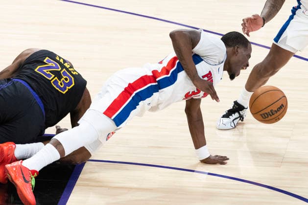 December 30, 2025, Los Angeles, California, USA: Detroit Pistons Javonte Green (31) collides with Los Angeles Lakers LeBron James (23) during an NBA, Basketball Herren, USA basketball game on Tuesday, Dec. 30, 2025 in Los Angeles. Los Angeles USA - ZUMAc68_ 20251230_zaf_c68_038 Copyright: xRingoxChiux