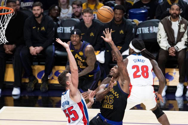 December 30, 2025, Los Angeles, California, USA: Los Angeles Lakers Marcus Smart (36) shoots against Detroit Pistons Duncan Robinson (55) during an NBA, Basketball Herren, USA basketball game on Tuesday, Dec. 30, 2025 in Los Angeles. Los Angeles USA - ZUMAc68_ 20251230_zaf_c68_039 Copyright: xRingoxChiux