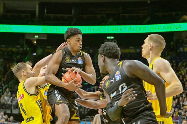 31 12 2025, xlakx, Basketball easyCredit BBL Bundesliga, Alba Berlin Basketball Löwen Braunschweig v l Malte Delow Alba Berlin , Grant Sherfield Basketball Löwen Braunschweig duel, duel, fight, tackle Berlin Daniel Lakomski