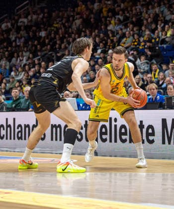 Basketball, Men, Season 2025 2026, easyCredit BBL 13 Matchday, Catch-up match , Alba Berlin Löwen Braunschweig, f l Benjamin Schröder Braunschweig , Martin Hermannsson Alba , 31 12 2025, Copyright: xSebastianxRäppold MatthiasxKochx