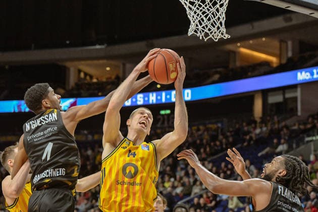 31 12 2025, xlakx, Basketball easyCredit BBL Bundesliga, Alba Berlin Basketball Löwen Braunschweig v l David N™Guessan Basketball Löwen Braunschweig , Martynas Echodas Alba Berlin goes for the basket Berlin Daniel Lakomski