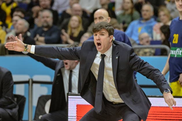 31 12 2025, xlakx, Basketball easyCredit BBL Bundesliga, Alba Berlin Basketball Löwen Braunschweig v l Pedro Calles Alba Berlin coach gives instructions, gesticulates with arms, gesticulate, gives instructions Berlin Daniel Lakomski