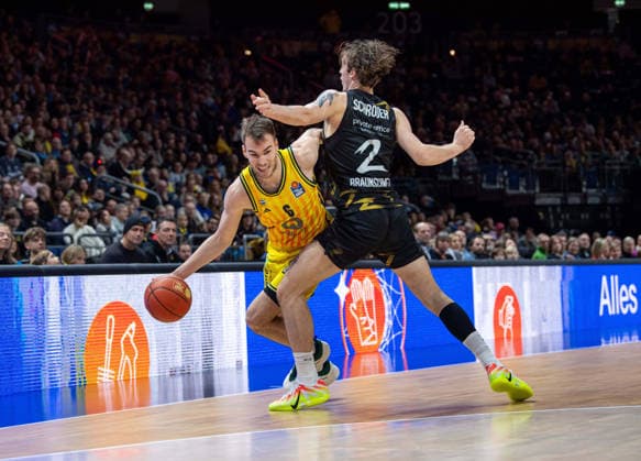 Basketball, Men, Season 2025 2026, easyCredit BBL 13 Matchday, Catch-up match , Alba Berlin Löwen Braunschweig, f l Malte Delow Alba , Benjamin Schröder Braunschweig , 31 12 2025, Copyright: xSebastianxRäppold MatthiasxKochx