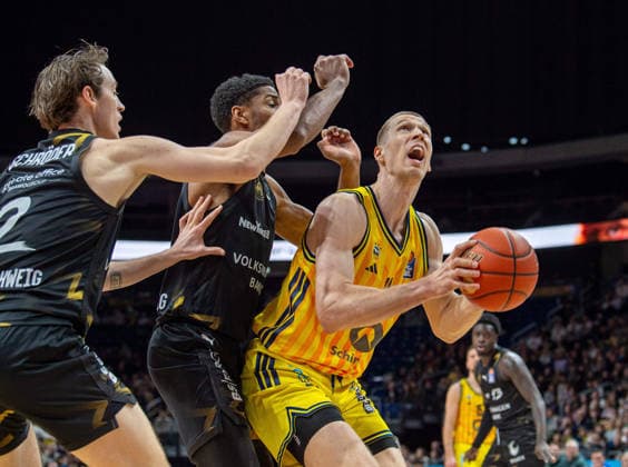 Basketball, Men, Season 2025 2026, easyCredit BBL 13 Matchday, Catch-up match , Alba Berlin Löwen Braunschweig, f l Benjamin Schröder Braunschweig , David N Guessan Braunschweig , Martynas Echodas Alba , 31 12 2025, Copyright: xSebastianxRäppold MatthiasxKochx