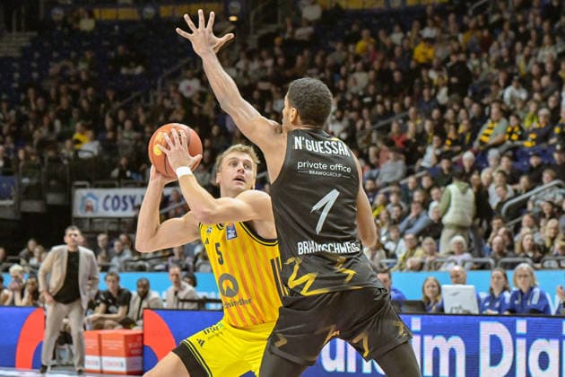 31 12 2025, xlakx, Basketball easyCredit BBL Bundesliga, Alba Berlin Basketball Löwen Braunschweig v l Sam Griesel Alba Berlin , David N™Guessan Basketball Löwen Braunschweig duel, duel, fight, tackle Berlin Daniel Lakomski