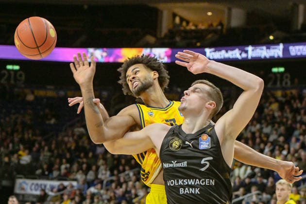 31 12 2025, xlakx, Basketball easyCredit BBL Bundesliga, Alba Berlin Basketball Löwen Braunschweig v l Norris Agbakoko Alba Berlin , Luka Scuka Basketball Löwen Braunschweig duel, duel, fight, tackle Berlin Daniel Lakomski