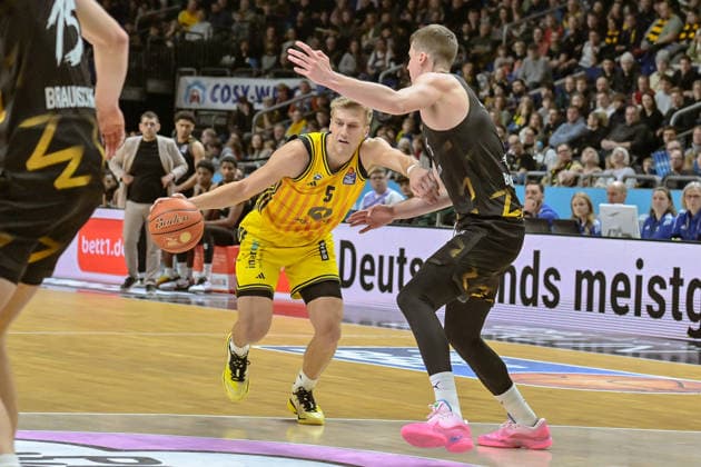 31 12 2025, xlakx, Basketball easyCredit BBL Bundesliga, Alba Berlin Basketball Löwen Braunschweig v l Sam Griesel Alba Berlin , Luka Scuka Basketball Löwen Braunschweig duel, duel, fight, tackle Berlin Daniel Lakomski