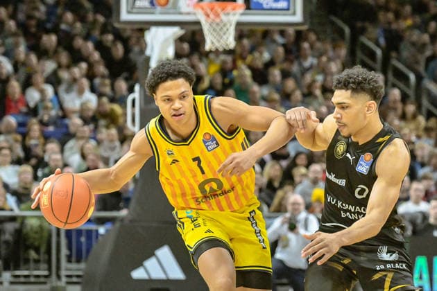 31 12 2025, xlakx, Basketball easyCredit BBL Bundesliga, Alba Berlin Basketball Löwen Braunschweig v l Jack Kayil Alba Berlin , Adrian Worthy Basketball Löwen Braunschweig duel, duel, fight, tackle Berlin Daniel Lakomski