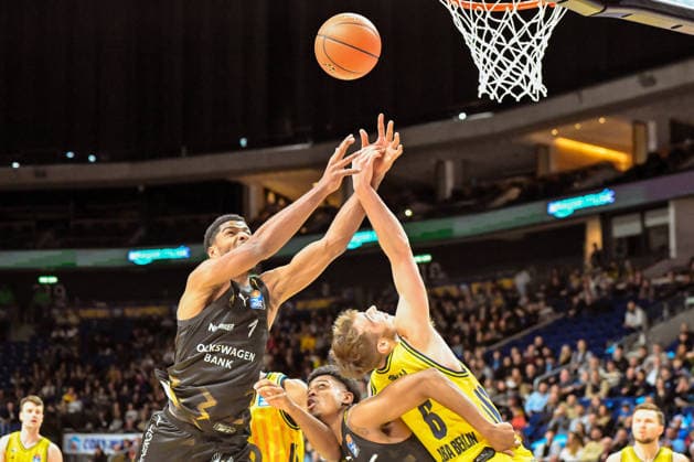 31 12 2025, xlakx, Basketball easyCredit BBL Bundesliga, Alba Berlin Basketball Löwen Braunschweig v l David N™Guessan Basketball Löwen Braunschweig , Grant Sherfield Basketball Löwen Braunschweig , Malte Delow Alba Berlin duel, duel, fight, tackle Berlin Daniel Lakomski