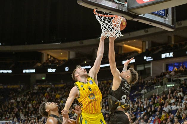 31 12 2025, xlakx, Basketball easyCredit BBL Bundesliga, Alba Berlin Basketball Löwen Braunschweig f l Malte Delow Alba Berlin , Joshua Obiesie Basketball Löwen Braunschweig goes for the basket Berlin Daniel Lakomski