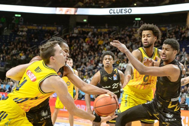 31 12 2025, xlakx, Basketball easyCredit BBL Bundesliga, Alba Berlin Basketball Löwen Braunschweig v l Justin Bean Alba Berlin , Norris Agbakoko Alba Berlin , David N™Guessan Basketball Löwen Braunschweig duel, duel, fight, tackle Berlin Daniel Lakomski