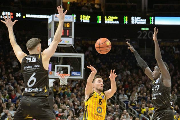 31 12 2025, xlakx, Basketball easyCredit BBL Bundesliga, Alba Berlin Basketball Löwen Braunschweig v l Ferdinand Zylka Basketball Löwen Braunschweig , Martin Hermannsson Alba Berlin , Barra Njie Basketball Löwen Braunschweig duel, duel, fight, tackle Berlin Daniel Lakomski