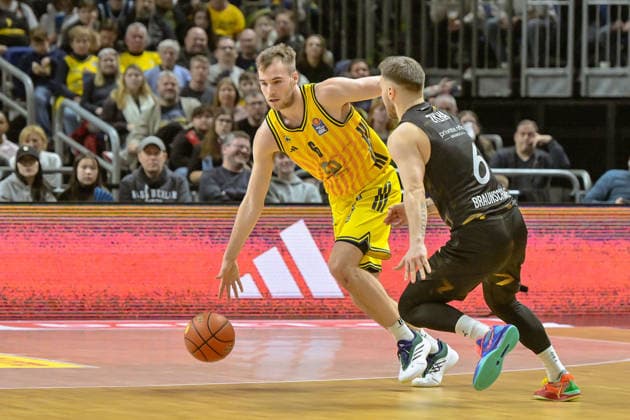 31 12 2025, xlakx, Basketball easyCredit BBL Bundesliga, Alba Berlin Basketball Löwen Braunschweig v l Malte Delow Alba Berlin , Ferdinand Zylka Basketball Löwen Braunschweig duel, duel, fight, tackle Berlin Daniel Lakomski