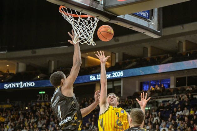 31 12 2025, xlakx, Basketball easyCredit BBL Bundesliga, Alba Berlin Basketball Löwen Braunschweig v l David N™Guessan Basketball Löwen Braunschweig , Moses Wood Alba Berlin goes for the basket Berlin Daniel Lakomski