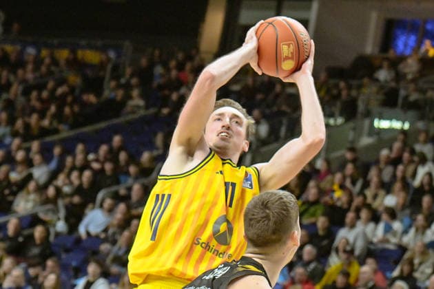 31 12 2025, xlakx, Basketball easyCredit BBL Bundesliga, Alba Berlin Basketball Löwen Braunschweig v l Moses Wood Alba Berlin goes for the basket Berlin Daniel Lakomski
