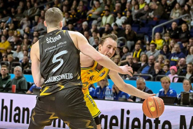 31 12 2025, xlakx, Basketball easyCredit BBL Bundesliga, Alba Berlin Basketball Löwen Braunschweig v l Luka Scuka Basketball Löwen Braunschweig , Moses Wood Alba Berlin duel, duel, fight, tackle Berlin Daniel Lakomski