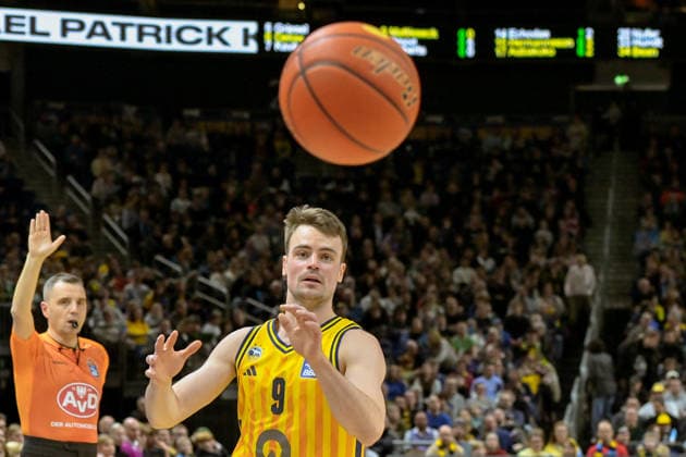 31 12 2025, xlakx, Basketball easyCredit BBL Bundesliga, Alba Berlin Basketball Löwen Braunschweig v l Jonas Mattisseck Alba Berlin Berlin Daniel Lakomski