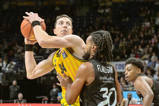 31 12 2025, xlakx, Basketball easyCredit BBL Bundesliga, Alba Berlin Basketball Löwen Braunschweig v l Justin Bean Alba Berlin , Chip Flanigan Basketball Löwen Braunschweig duel, duel, fight, tackle Berlin Daniel Lakomski
