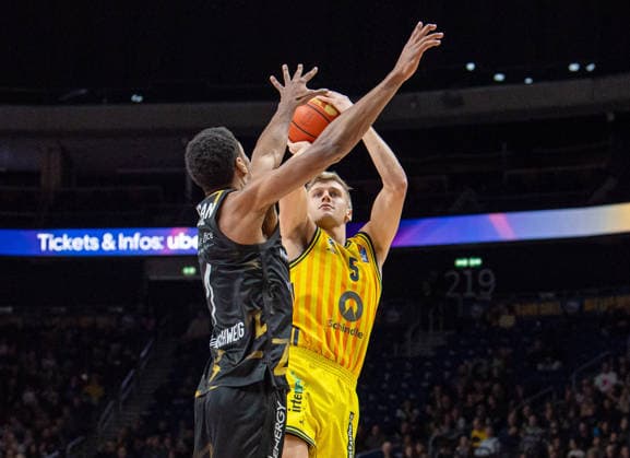 Basketball, Men, Season 2025 2026, easyCredit BBL 13 Matchday, Catch-up match , Alba Berlin Löwen Braunschweig, f l David N Guessan Braunschweig , Sam Griesel Alba , 31 12 2025, Copyright: xSebastianxRäppold MatthiasxKochx